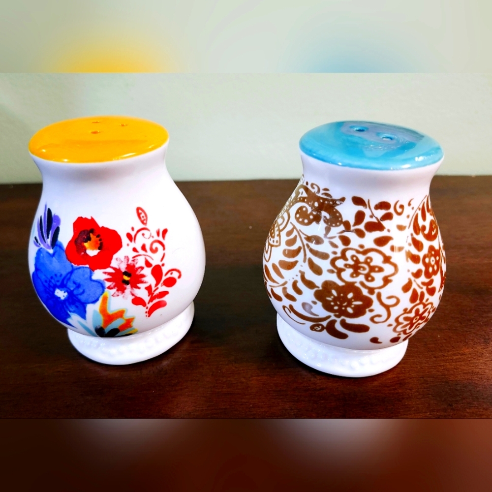 Pioneer Woman Ceramic Salt & Pepper Shaker Set “Flea Market”, 3 1/2” Tall